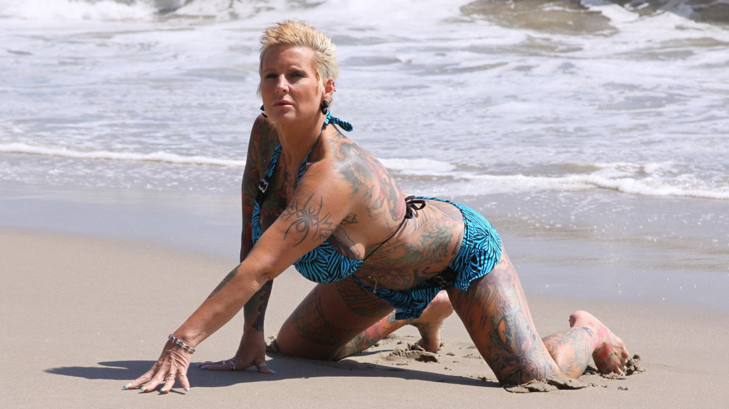 BlackWidow’s Hardcore Masturbation on the Beach