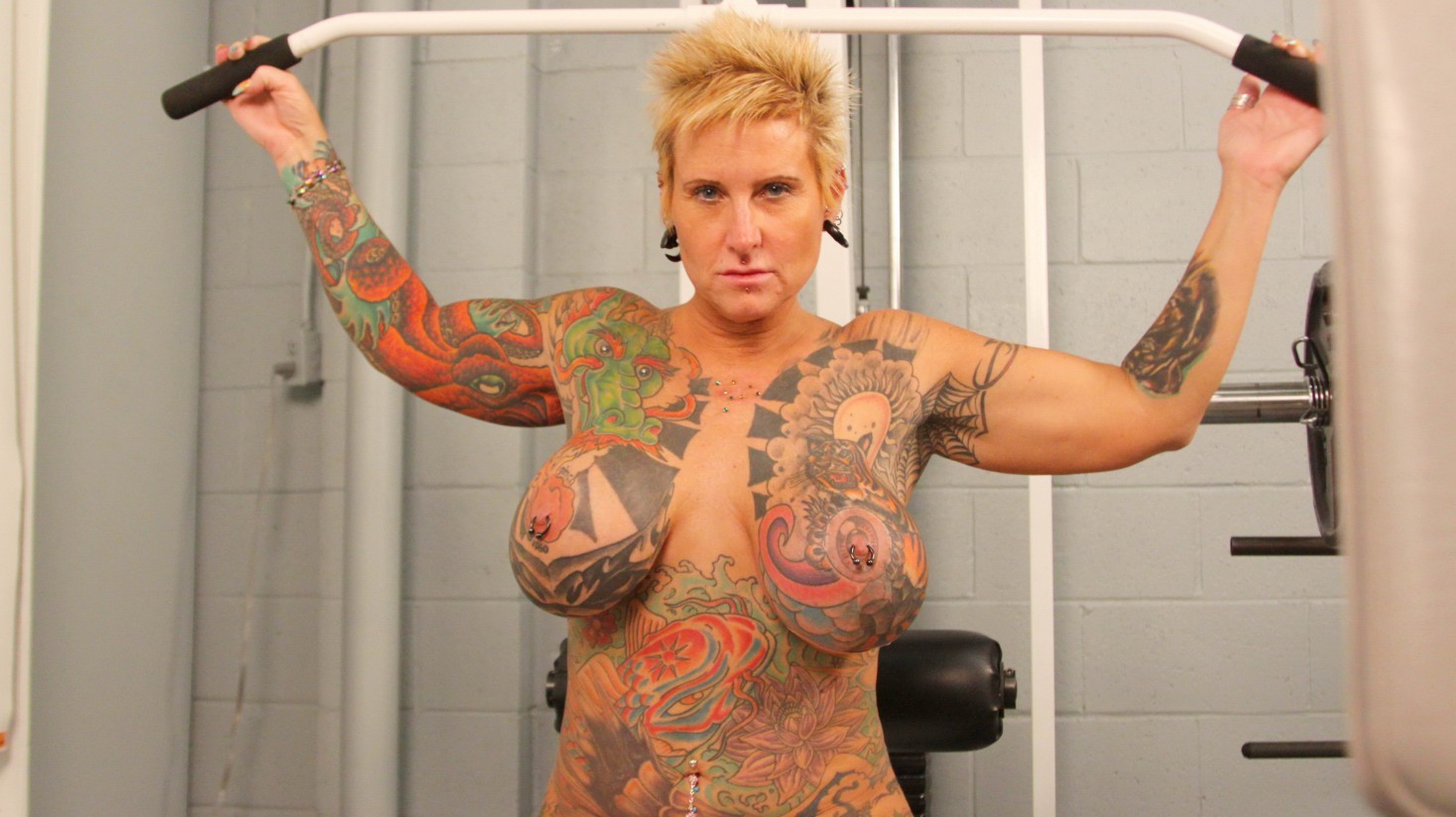 Inked Cougar BlackWidow Plays With Her Pussy During Workout