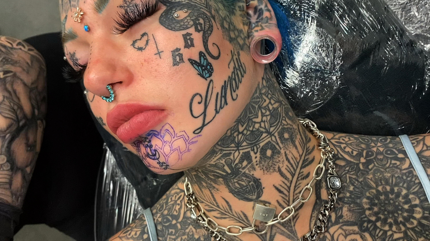 Amber Luke Gets a Stunning Chin Tattoo