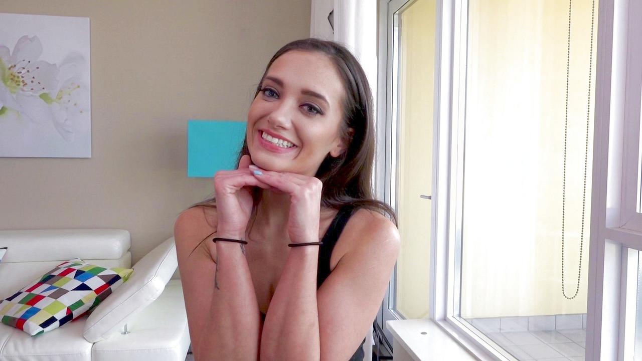 Gia Paige Pronkt Met Bubbelbillen En Tienerkutje Krijgt Een Creampie