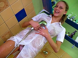 Elly masturbates in the bath tub