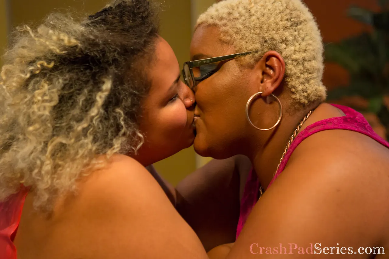Episode 206: Cinnamon Maxxine and Golden Curlz