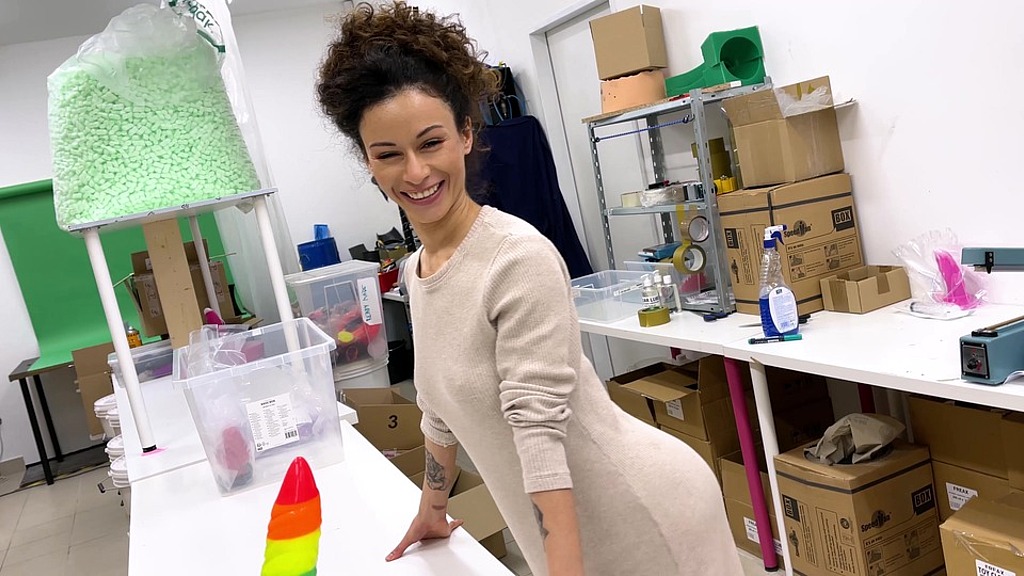 stacy bloom testing the handmade dolphin size xl (with additional anal fisting)