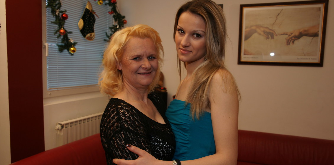 Beautiful teen licking pussy and ass of an mature lesbian housewife