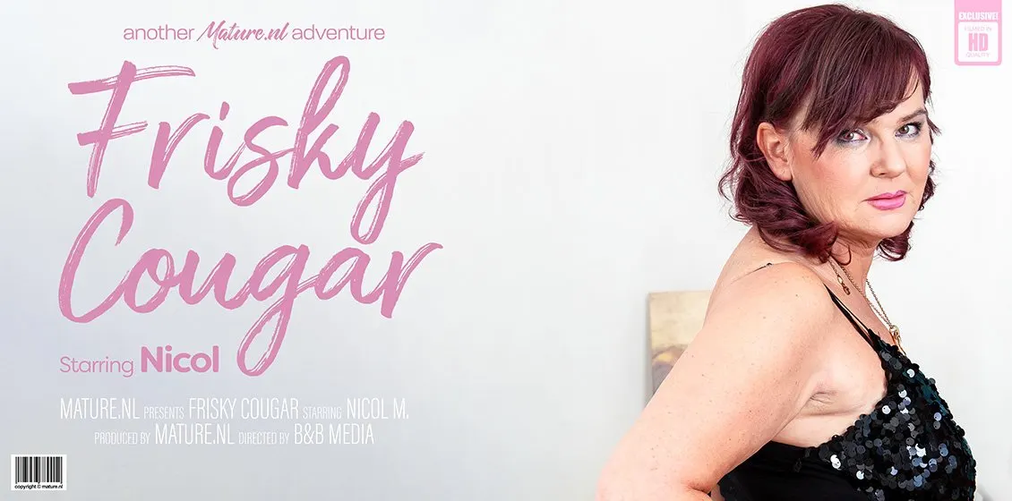 Curvy mature Nicol loves to play with her pussy