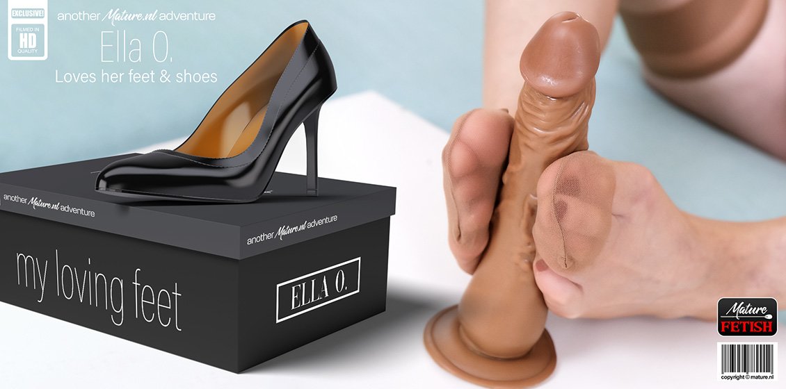 Foot fetish GILF masturbating solo