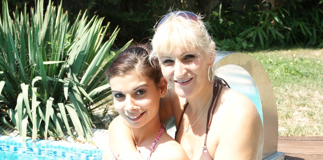 40+ Lesbian Amateur MILF seduces hot babe into Lesbian Sex in Pool