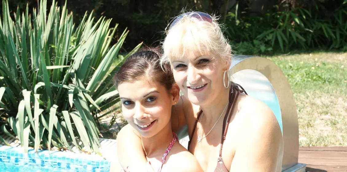40+ Lesbian Amateur MILF seduces hot babe into Lesbian Sex in Pool