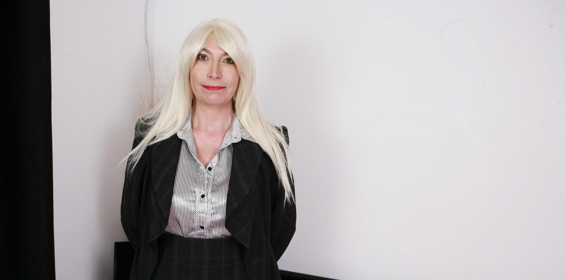 Barby is a British MILF with saggy Tits and a shaved Pussy who loves to play with her toys