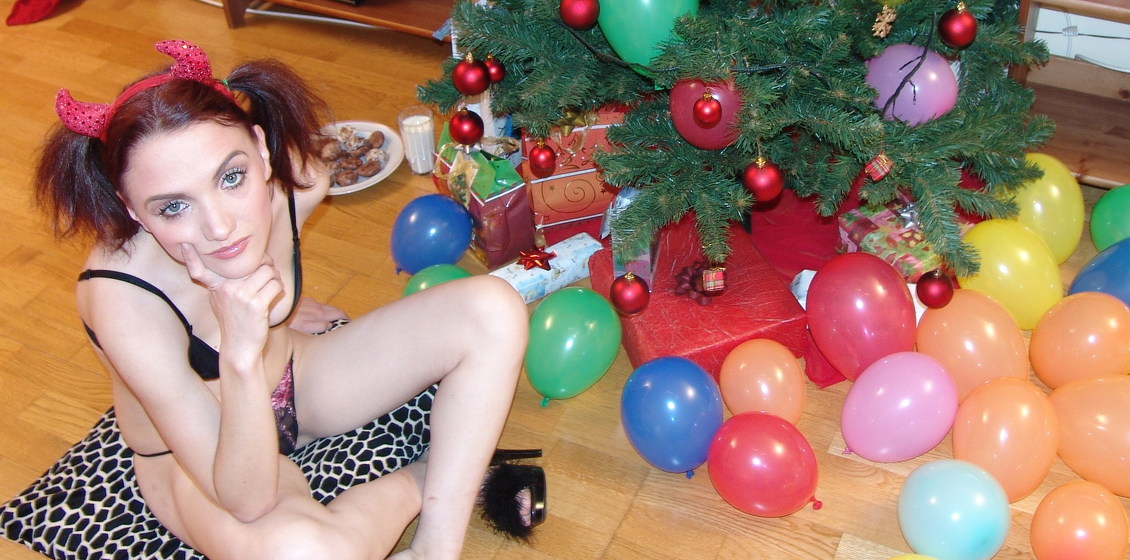 Ho, ho, ho, Santa Claus and his friends are Cumming