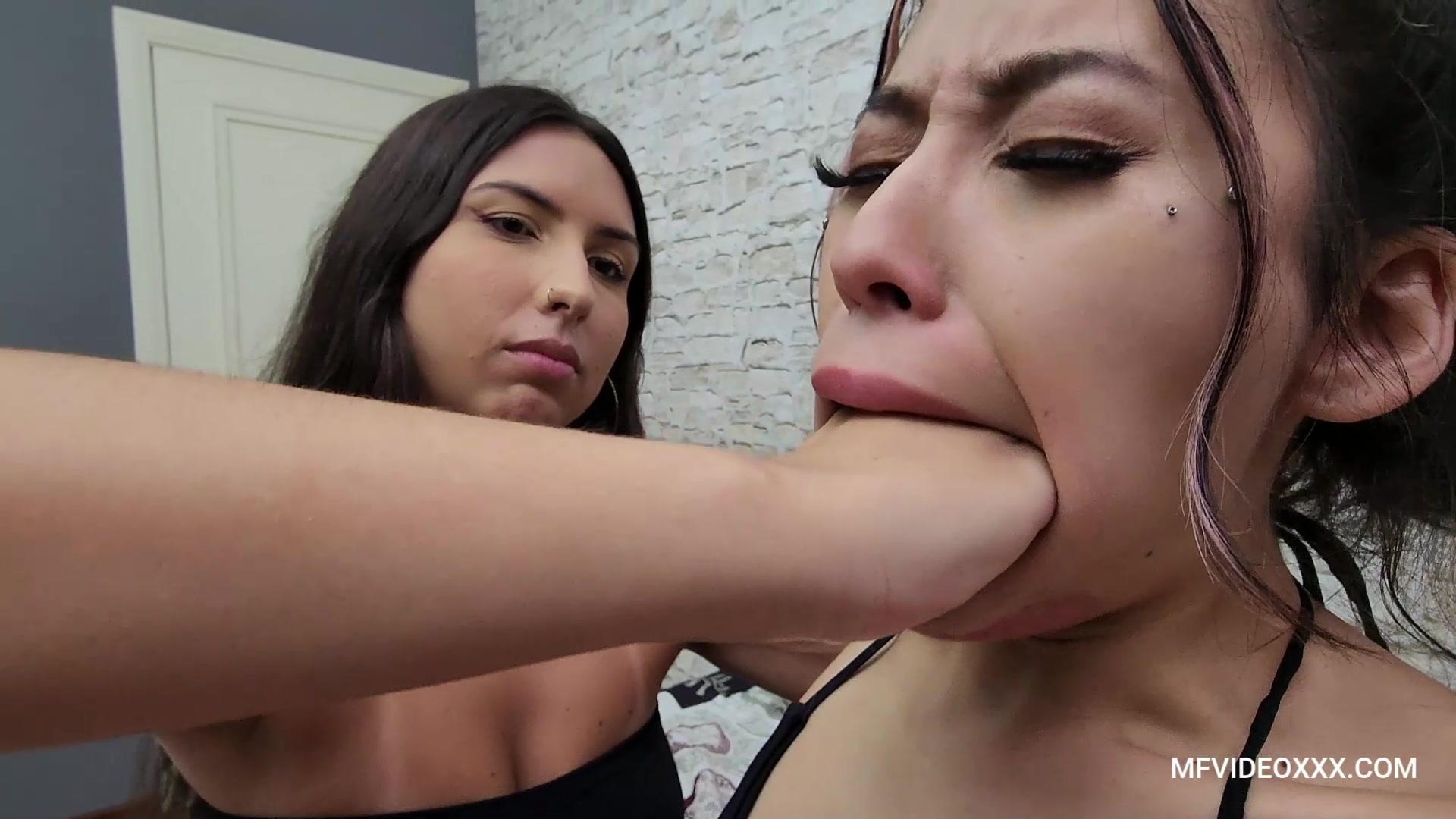 Swallow The Hands Of A Girl From Ipanema! – Vol #144 – Top Girl Luma Carioca