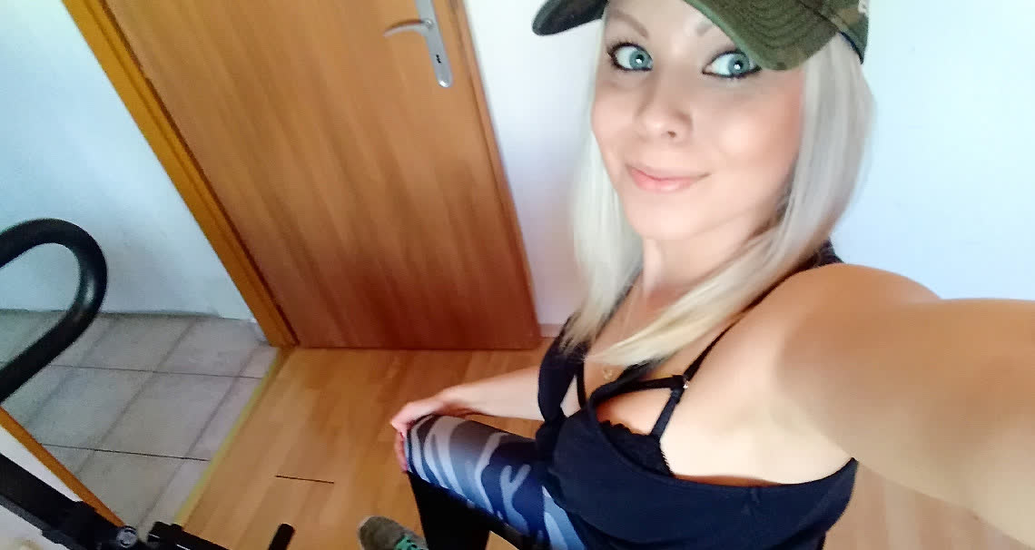 Sports babe masturbate her juicy pussy