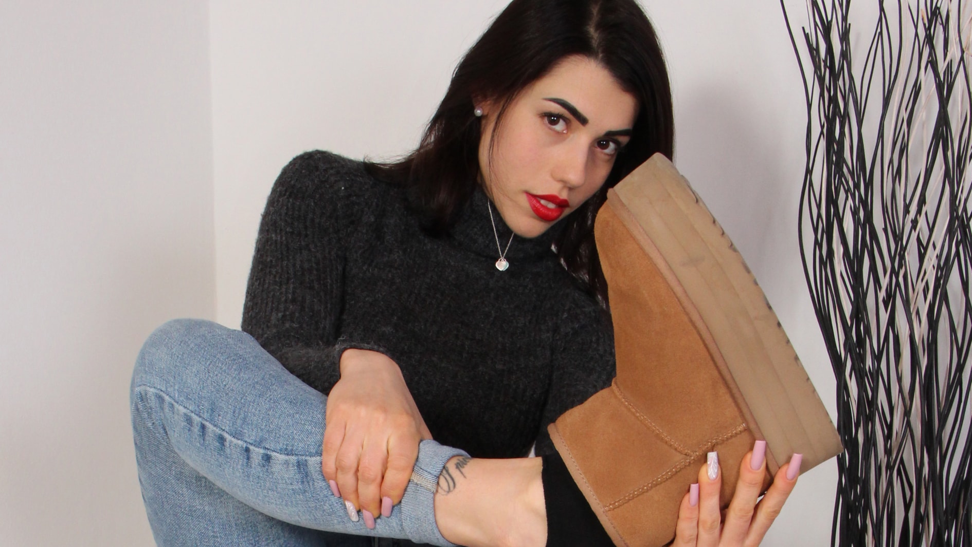 Outstanding dark haired babe Petra seducing with her amazing looking feet and toes