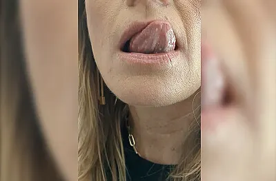 Reya Lovenlight Kissing
