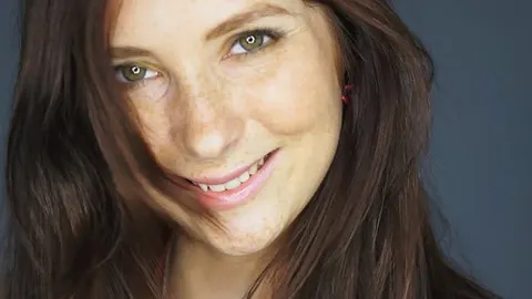 CASTING Kattie Gold